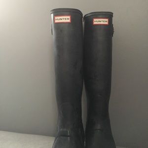 Matte black Hunter rainboots. MAKE AN OFFER!!😁