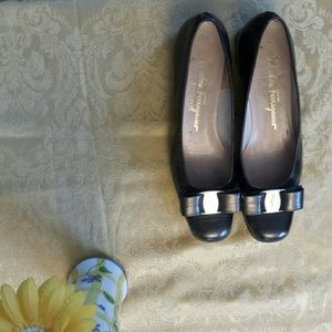 Salvatore Ferragamo size 8 buckle bow