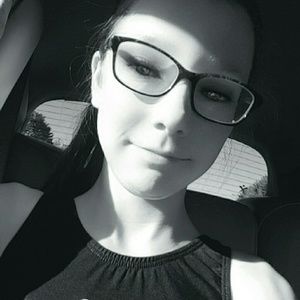 Meet your Posher, Larissa