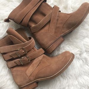 Gianni Bini Suede tan boots