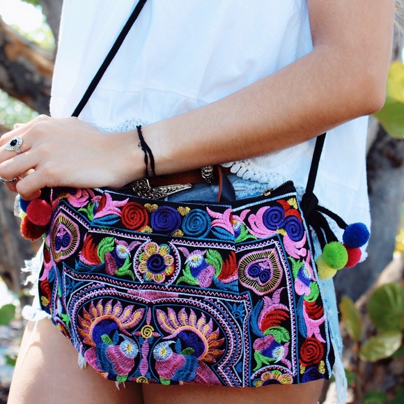 •Sumpango Embroidered Crossbody Clutch• - Picture 4 of 8