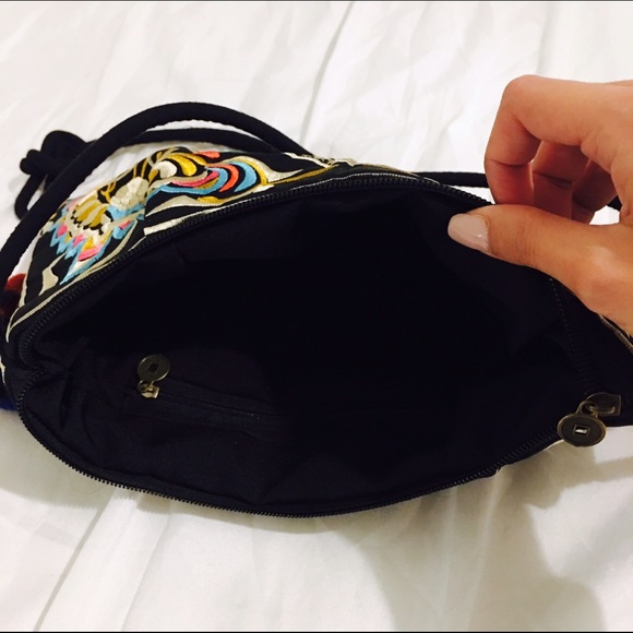 •Sumpango Embroidered Crossbody Clutch• - Picture 7 of 8