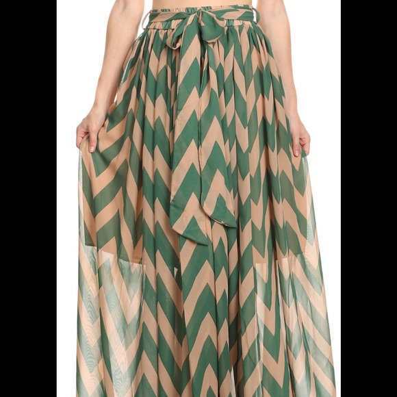 Chevron Print skirt with sheer lining. - Picture 2 of 4