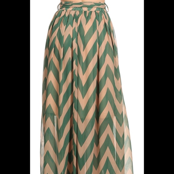 Chevron Print skirt with sheer lining. - Picture 4 of 4