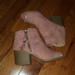 NIB Mauve Open-Toed Booties