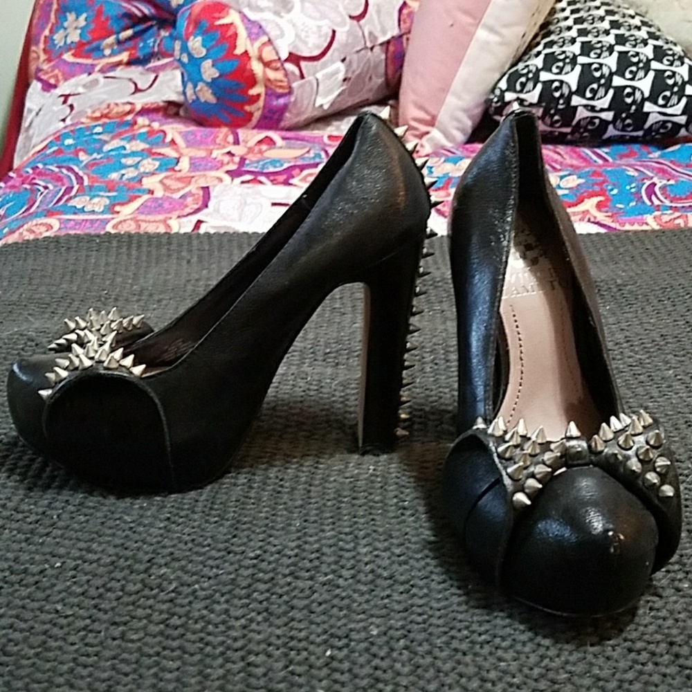 Vince Camuto bow stud pumps