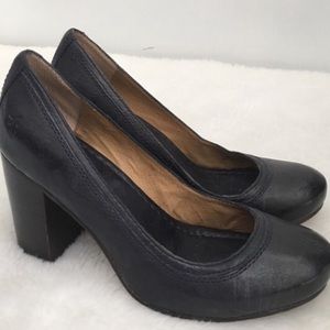 Frye Carson pumps