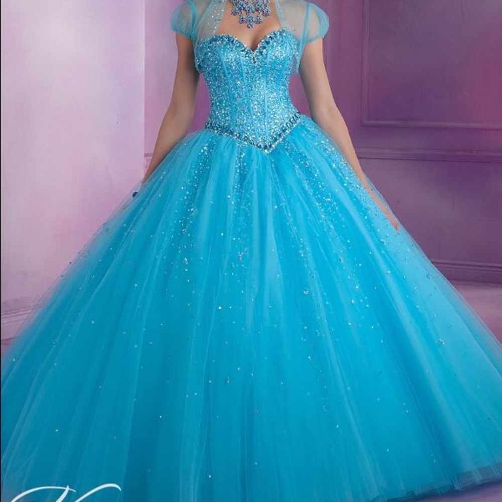 Sweet 15/16 Gown by Vizcaya