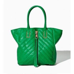 QUILTED CHEVRON ZIPPER TOTE