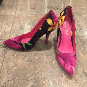 Fuchsia floral pumps