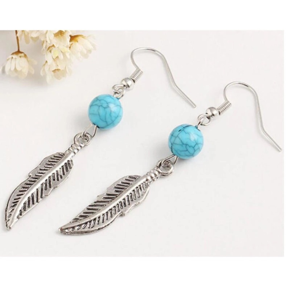 ☀️ 🎉 HP! 🎉 Beaded Silver Feather Earrings