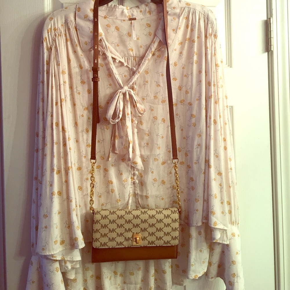 🌺💕Authentic!! Michael Kors cross body.