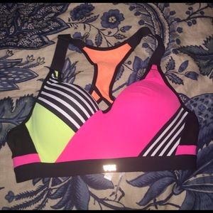 Victoria secret sports bra!! Barley worn 😊