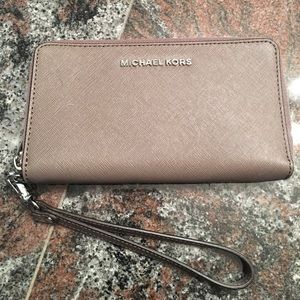 🌺NWT!! MK wristlet phone and card case wallet.