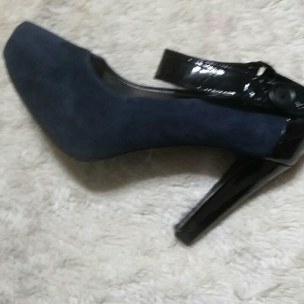 Navy heels