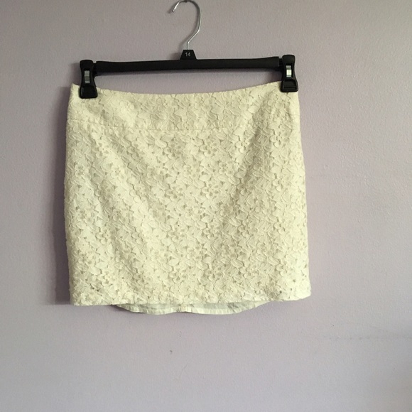White lace floral mini skirt - Picture 1 of 5