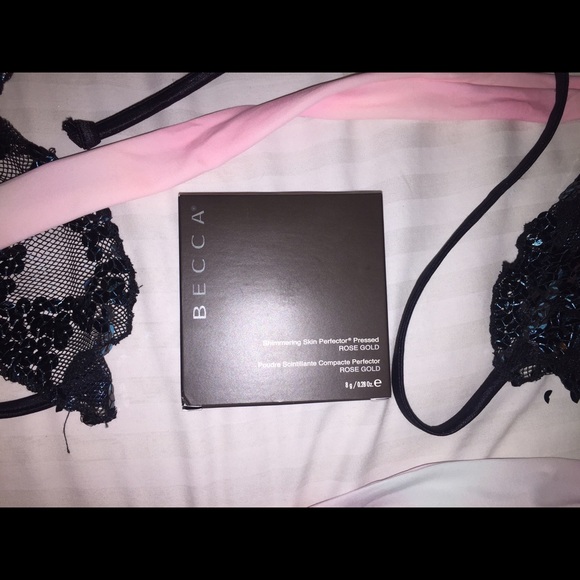 BECCA Highlight in Rosegold - Picture 2 of 3