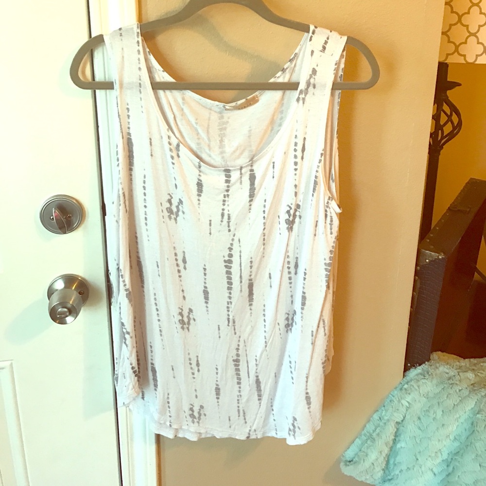 Gray and white scoop tank