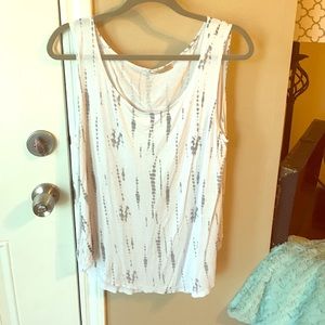 Gray and white scoop tank