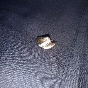 14k  gold ring with an inset of diamond