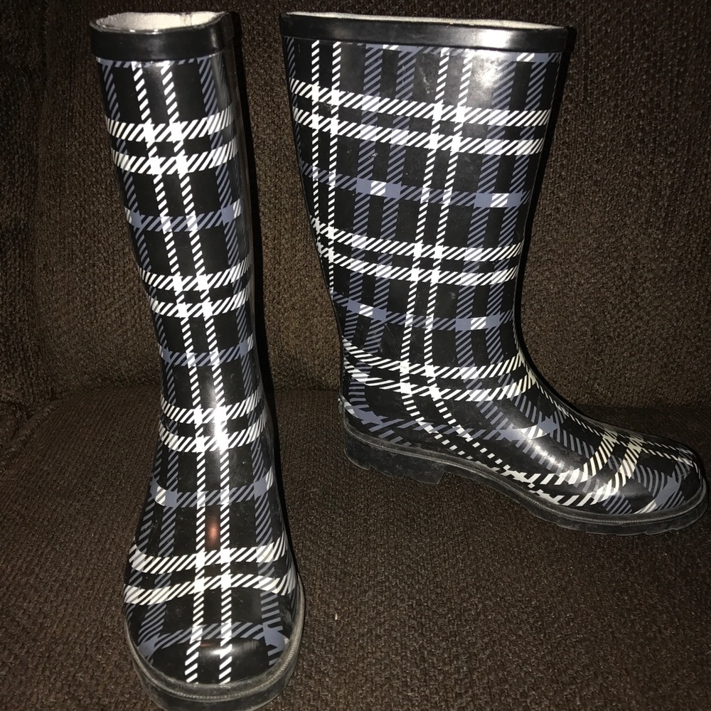 Black and white rain boots ☔️