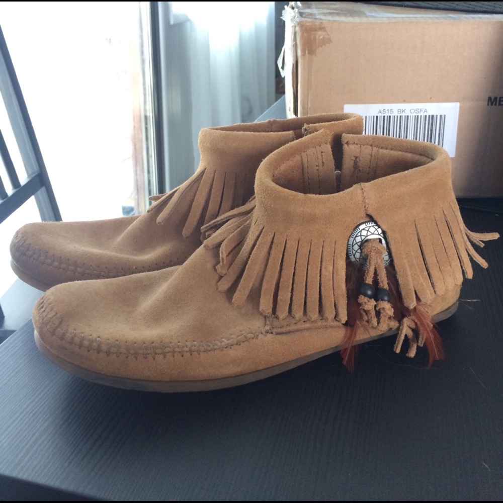 Minnetonka concho/feather side zip boot size 7.5
