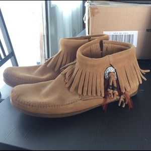 Minnetonka concho/feather side zip boot size 7.5