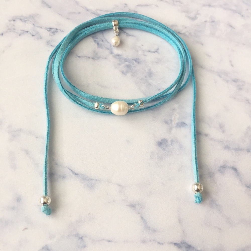 🦋2x$20🦋Light blue suede choker with Pearl