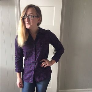 Women's Volcom plaid long sleeve shirt.