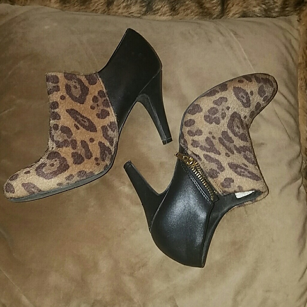 Textured leopard ankle booties