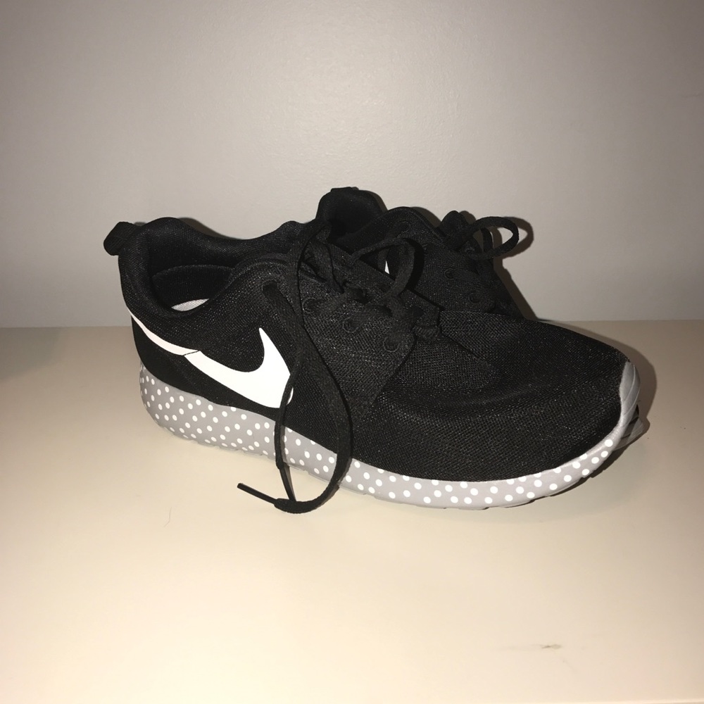 Polka dotted Nike roshe runs!!