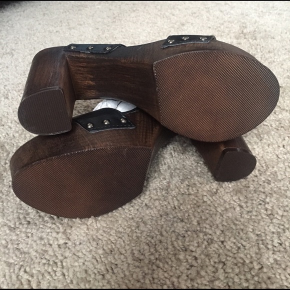 🚨SOLD!🚨•Black & Wood Grain 5" Heels• - Picture 5 of 6