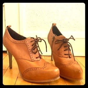 Fergie Leather Oxford Pump