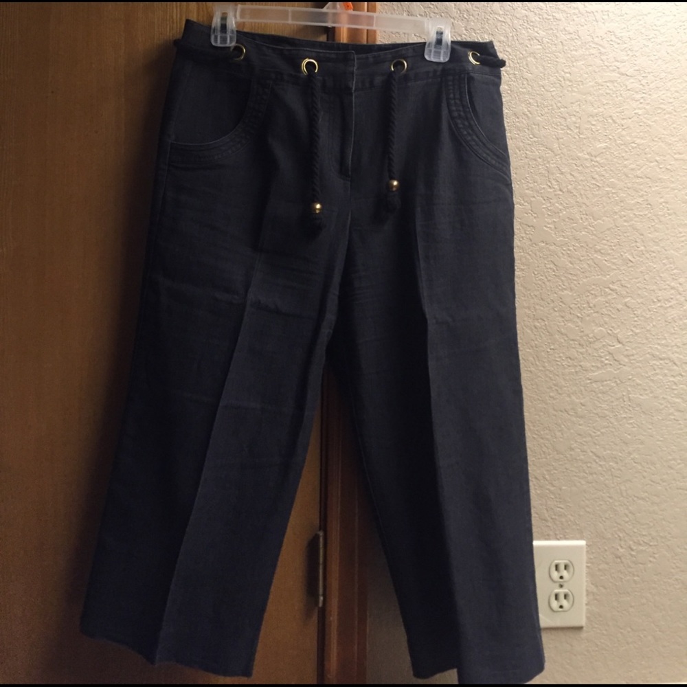 Black capris