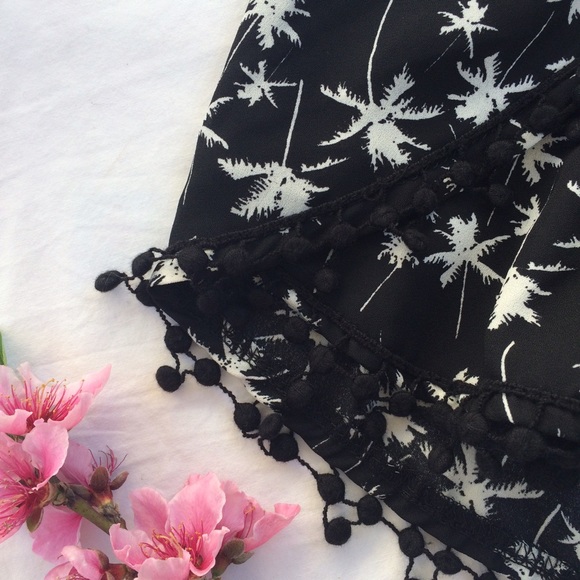 Black and white palm beach shorts - Picture 2 of 4