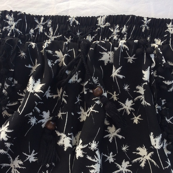 Black and white palm beach shorts - Picture 3 of 4