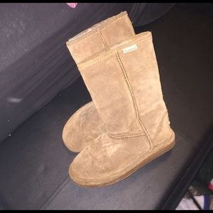 Tan Bearpaw boots size 6, 15.00$