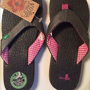 NWT Sanuk Grey and Pink Flip Flops