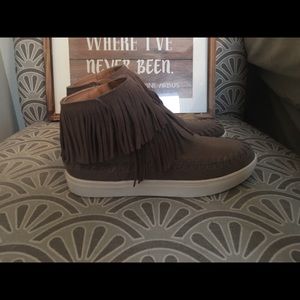 Funky, fringes sneakers