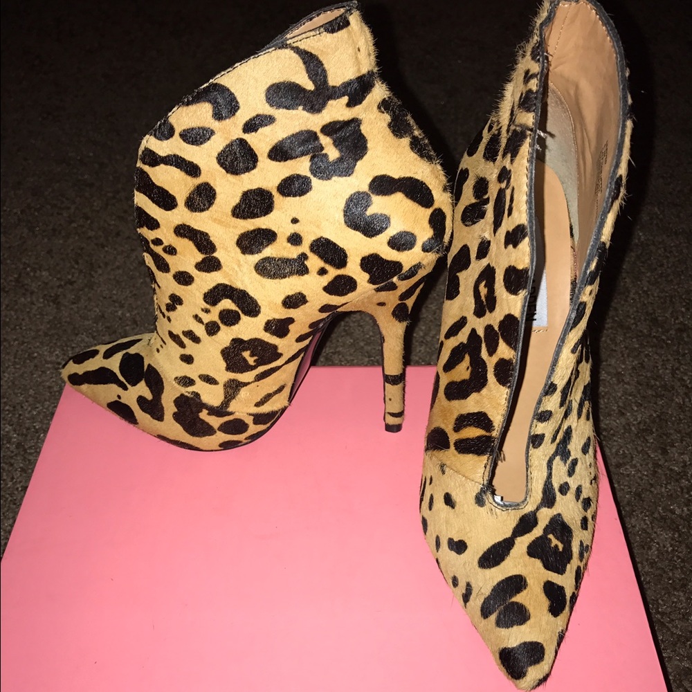 Leapord calf hair pointed toe heels.