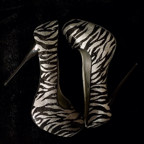 Heels - Picture 2 of 3