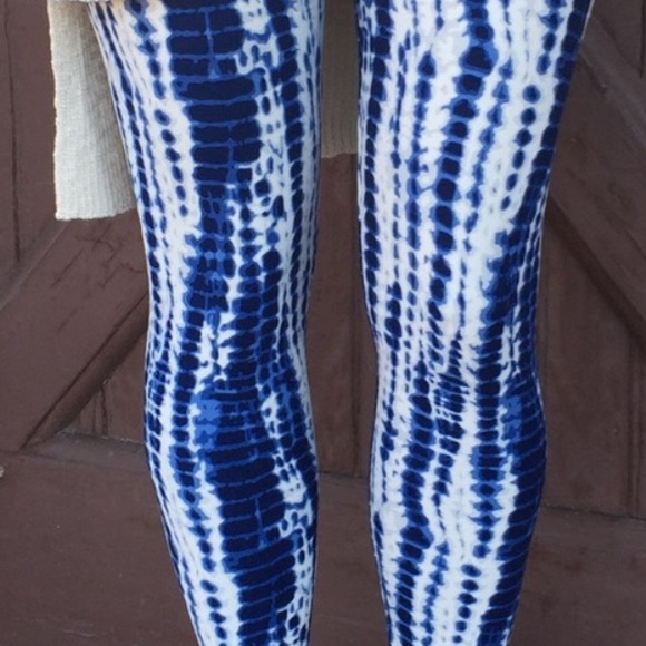 🆕Blue Tie-Dye Buttery Soft Leggings - Picture 2 of 2