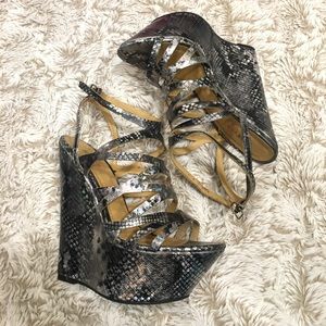 • Snake Skin textured platform wedge •