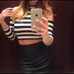 Black and white long sleeve crop top