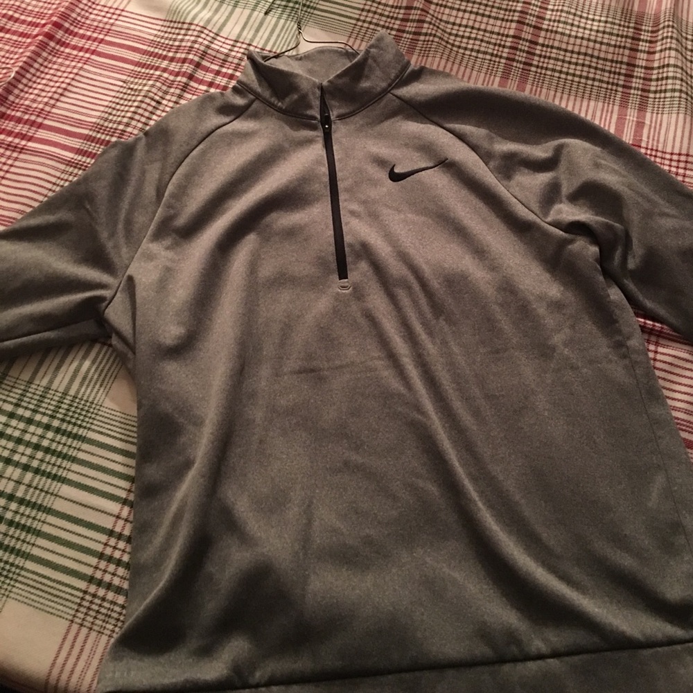 SWEET NIKE DRIFIT PULLOVER