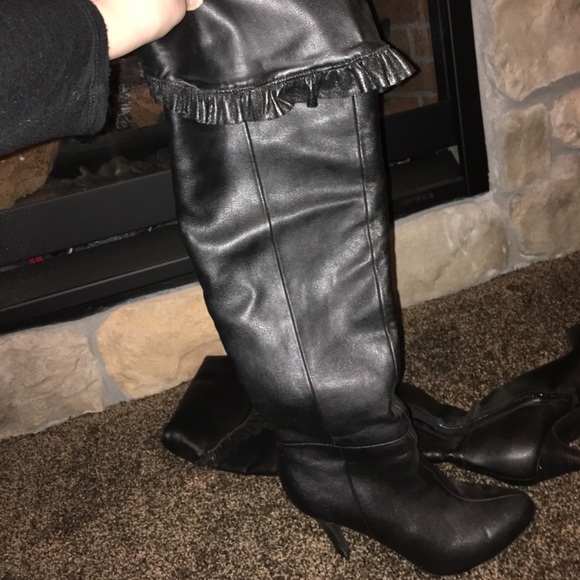 Knee High Pointy Toe Boots Black High Gloss by Manu Ateiler Tall black photo leather high-heeled boots