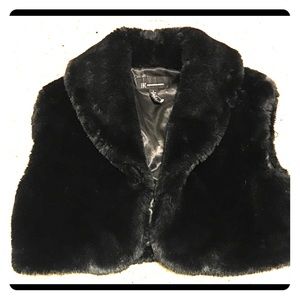 NWOT (Never worn) Black Cropped Faux Fur Vest L/XL