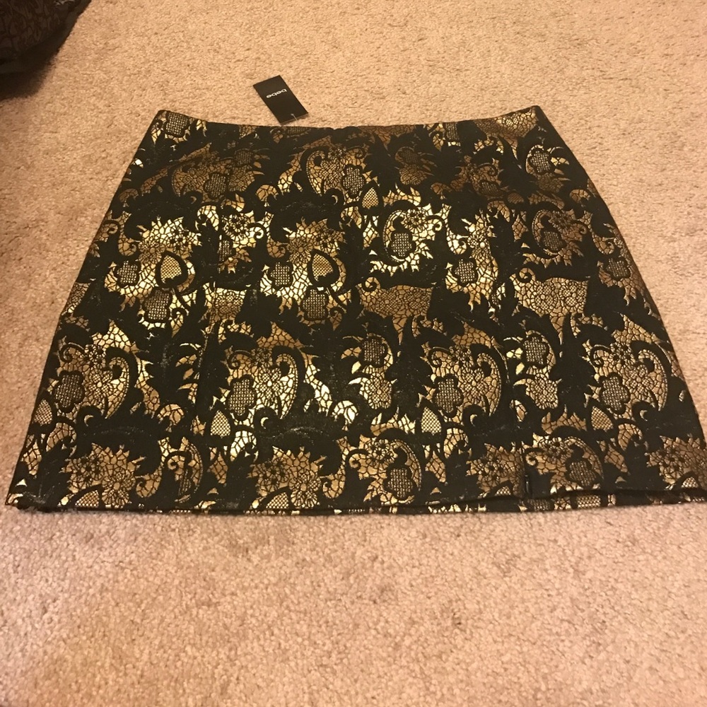 Black and gold metallic Bebe skirt