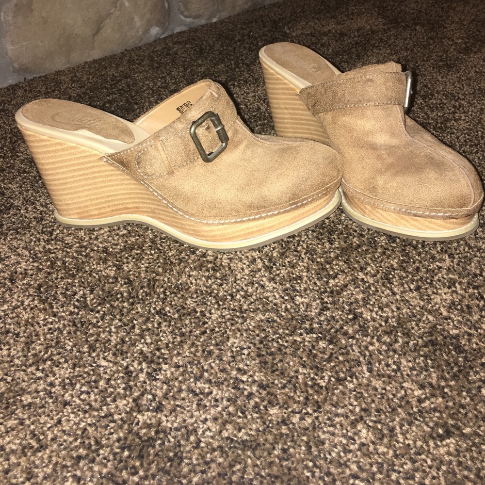 Tan suede wedges with buckle