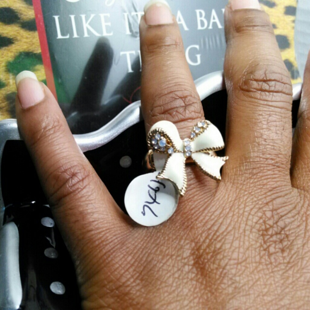 GOLD AND CREAM BOW RING